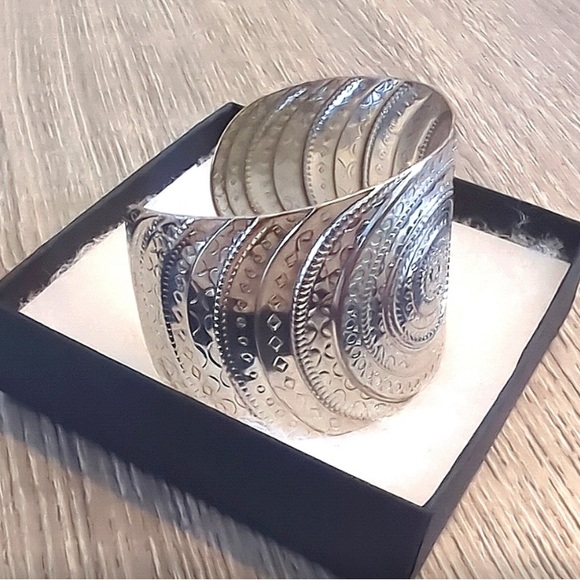 Sundial Style Cuff -EUC - Picture 2 of 4